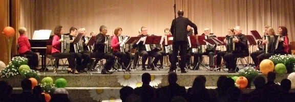 Erstes Orchester mit Dirigent Holzwarth